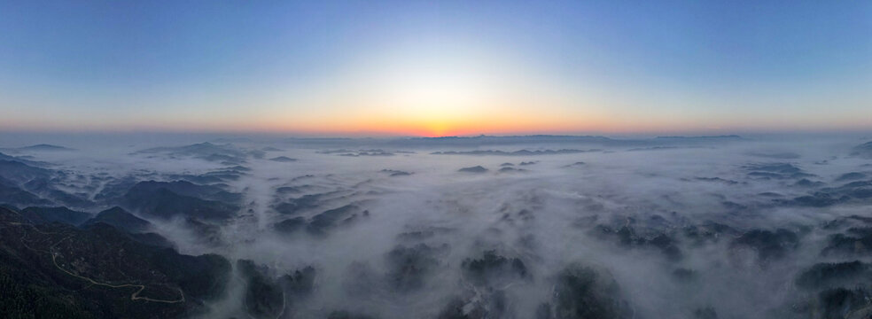 山川丘陵清晨迷雾航拍全景图