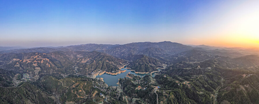 连绵起伏山川航拍全景图