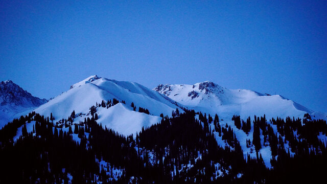 晨昏雪山