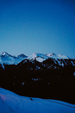 晨昏雪山竖