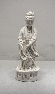 明代白瓷菩萨立像