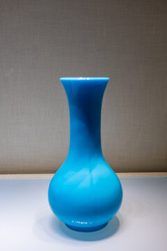 孔雀蓝色玻璃长颈瓶