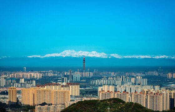 成都龙泉山远眺城市雪山