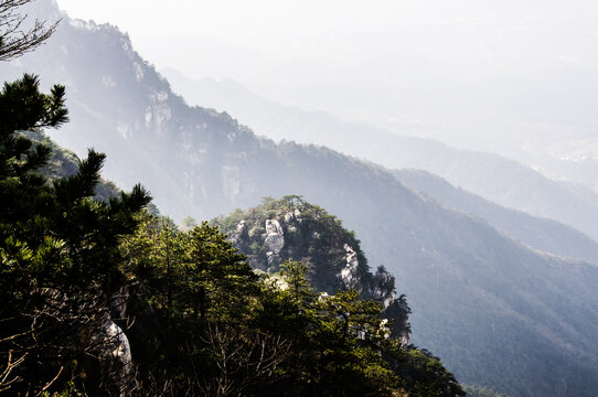 云雾缭绕的庐山风光