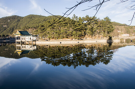 庐山如琴湖倒影