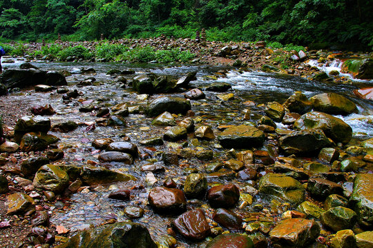 山涧溪流