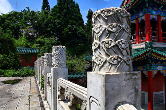 中式建筑云纹石柱