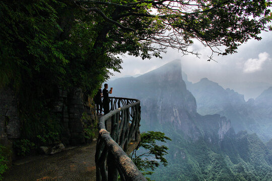 张家界天门山栈道悬崖峭壁