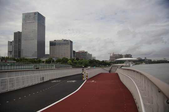 城市江边道路