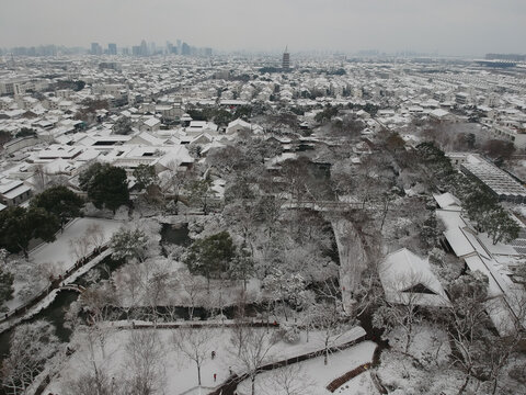 雪天在拙政园眺望北寺塔