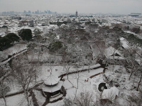 雪天在拙政园眺望北寺塔