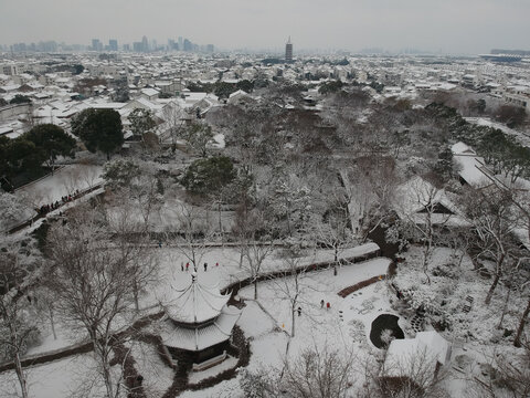 银装素裹的冰雪苏州园林拙政园