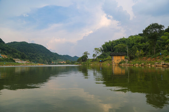 山间湖泊