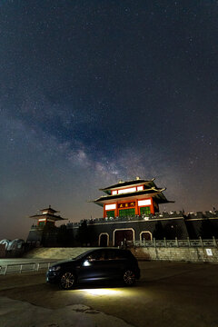 古建筑银河星空与车