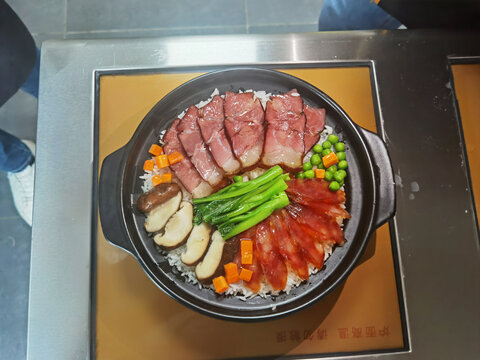 香肠腊肉双拼煲仔饭