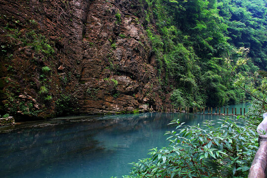 张家界大峡谷蓝色湖水