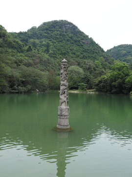 湖中石柱