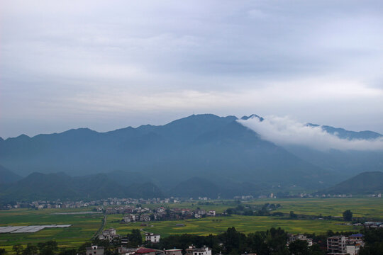 雪山云山山脚下