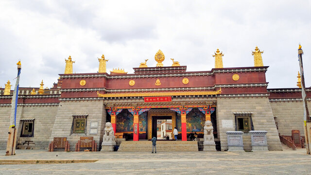 噶丹松赞林寺