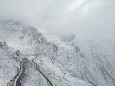 下雪后的四川阿坝巴朗山