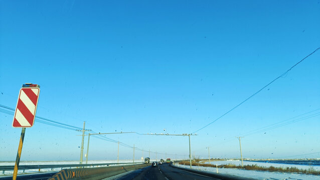 公路天际线雪景蓝天空阔无尽延伸