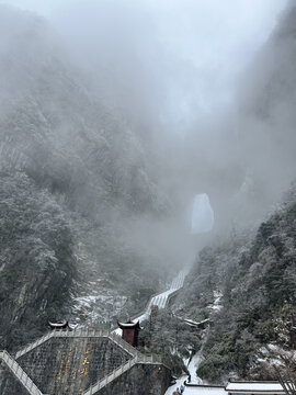 雾雪天门洞