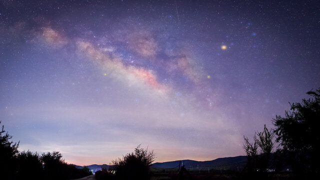 香格里拉小中甸村落中的星空