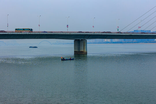 蓝天下的杭州城市阳台风光