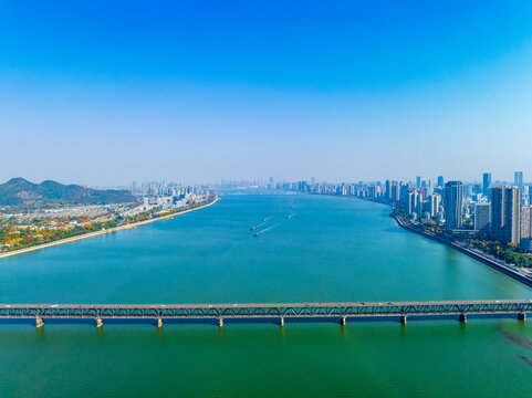 杭州钱塘江大桥与城市风光