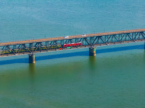 杭州复兴大桥上的火车