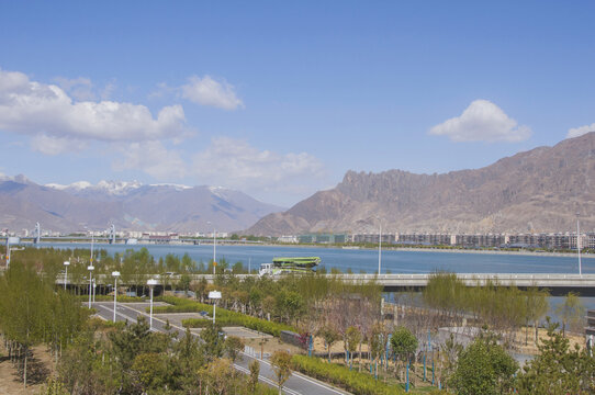 拉萨河河滨风景