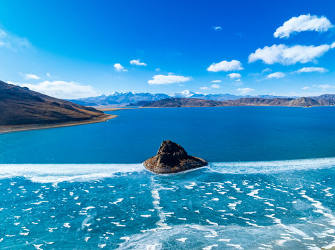冬天的西藏冰湖风光航拍
