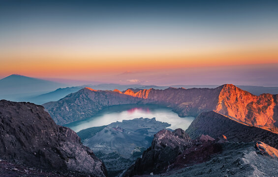 林贾尼火山之日出