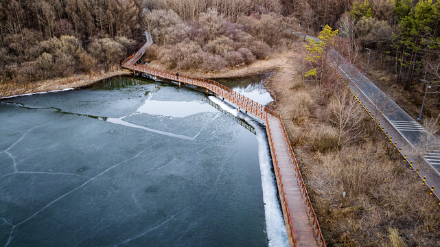 冰融雪化的中国长春净月潭公园