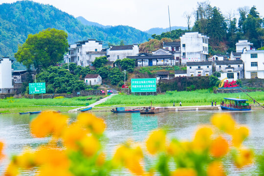 新安江畔风景