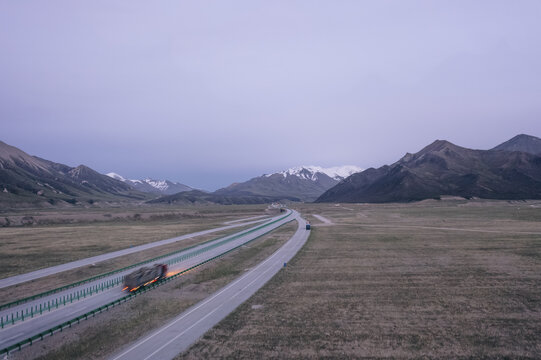 青海果洛阿尼玛卿雪山与高速公路