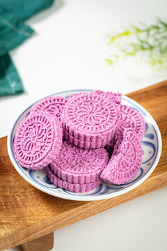 简单背景紫薯薏米糕暖胃早餐薏仁