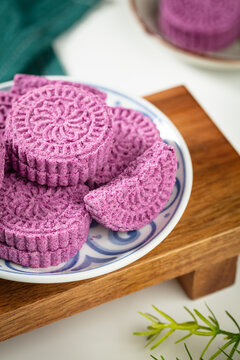 简单背景紫薯薏米糕暖胃早餐薏仁