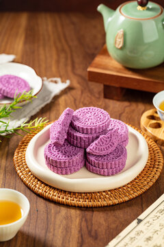 自制的紫薯薏米糕室内中国传统