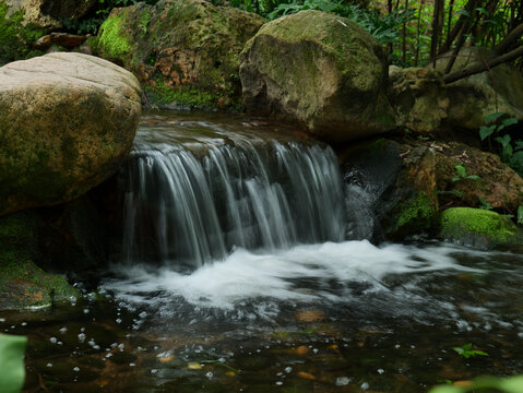 山涧溪流