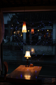老屋咖啡馆的灯