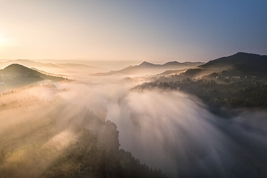 大山日出朝霞云海