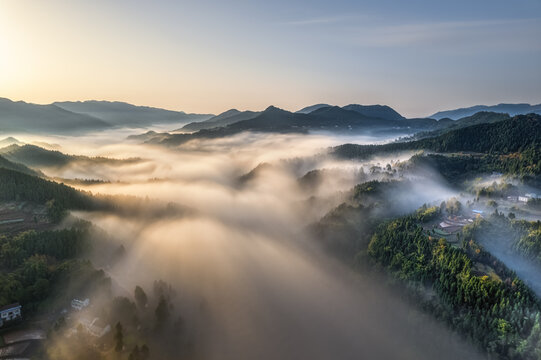 大山日出朝霞云海