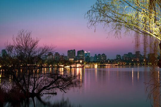 山东济南大明湖夜晚长曝光