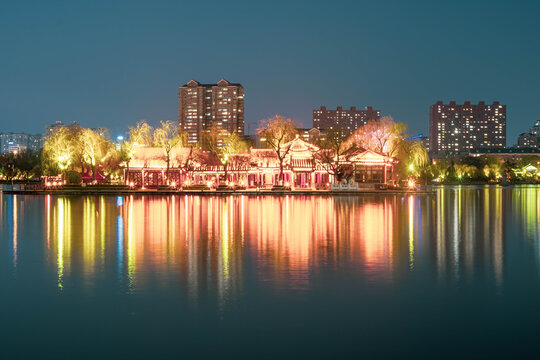 山东济南大明湖夜晚长曝光