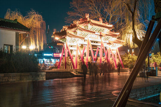 山东济南大明湖夜晚长曝光