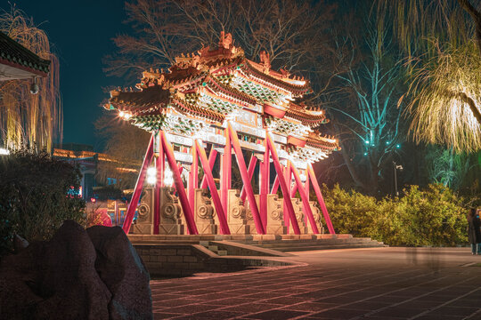 山东济南大明湖夜晚长曝光