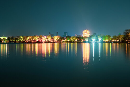 济南大明湖夜晚长曝