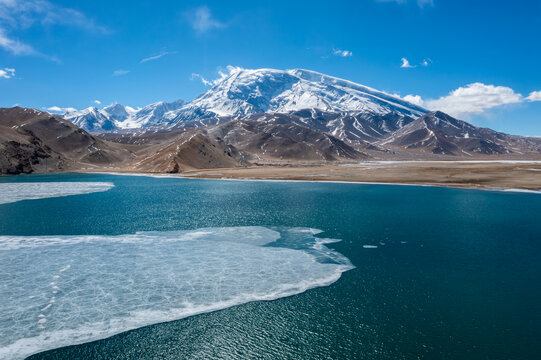 新疆喀拉库勒湖风光