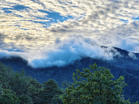 瓦屋山云翻山